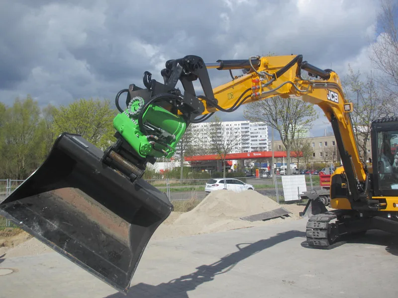 Excavator with tilting quick coupler