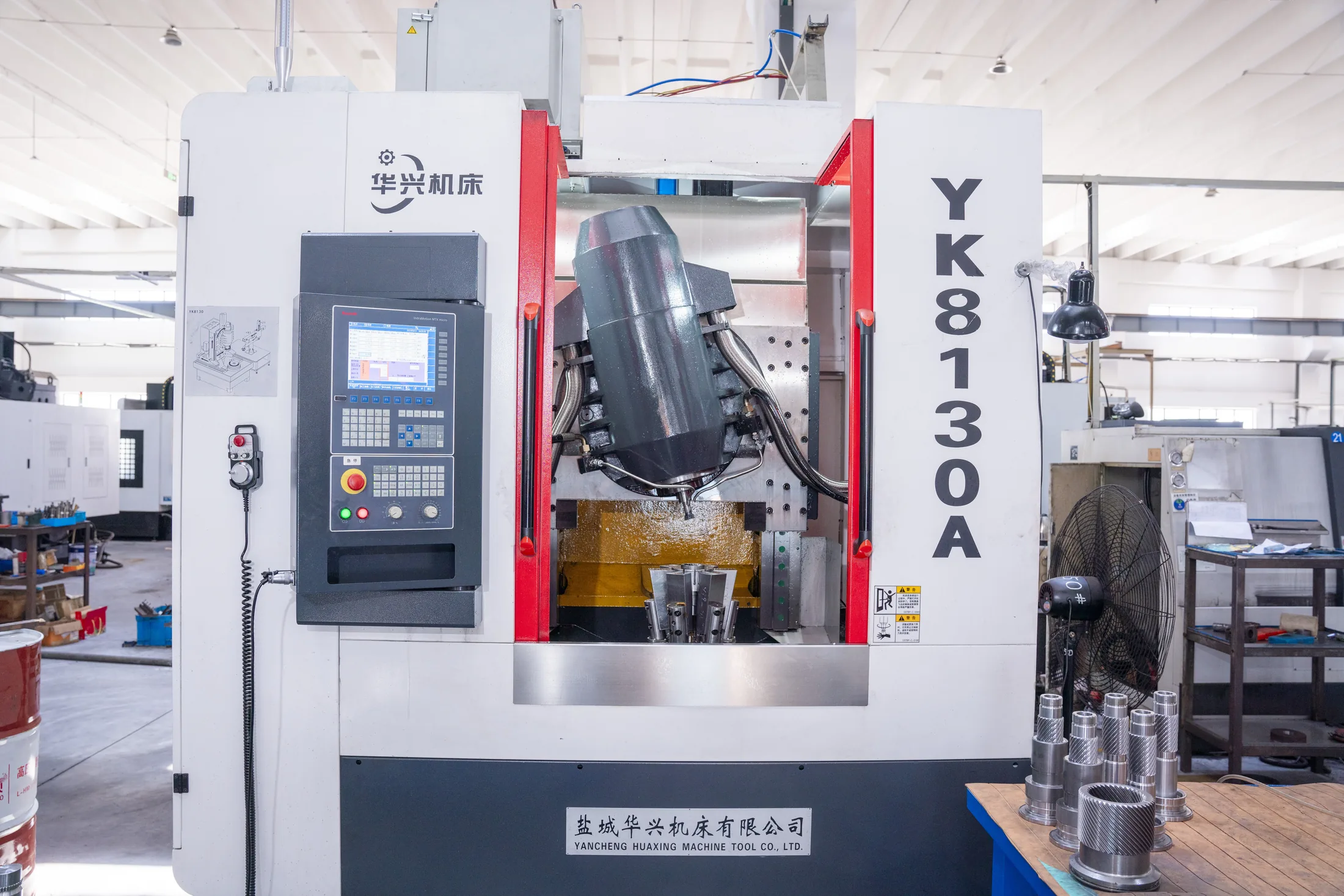 CNC gear cutting machine with helical gears
