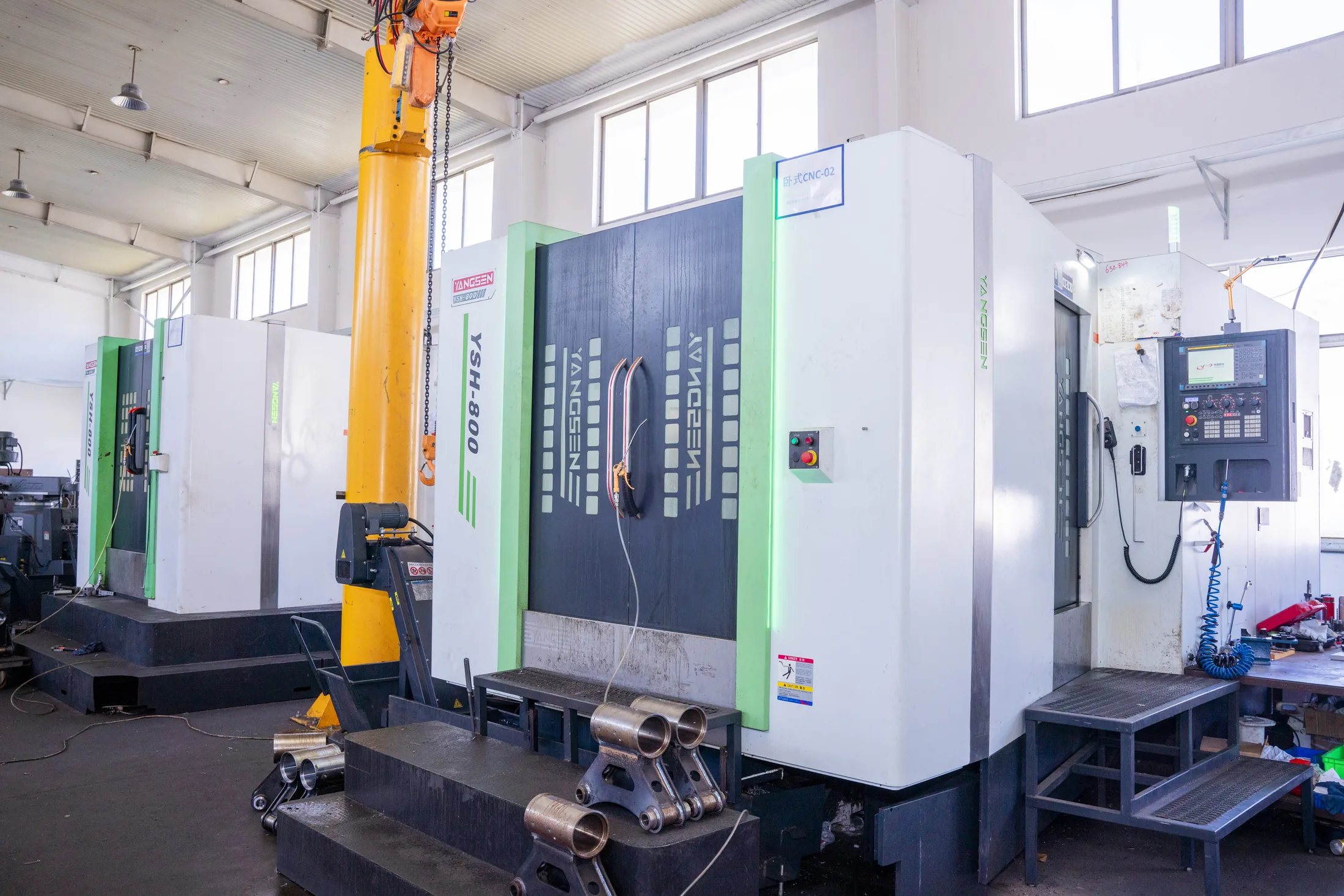 Horizontal machining center with crane-served pallets